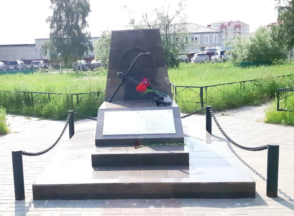 Экипажу буксирного парохода Комсомолец