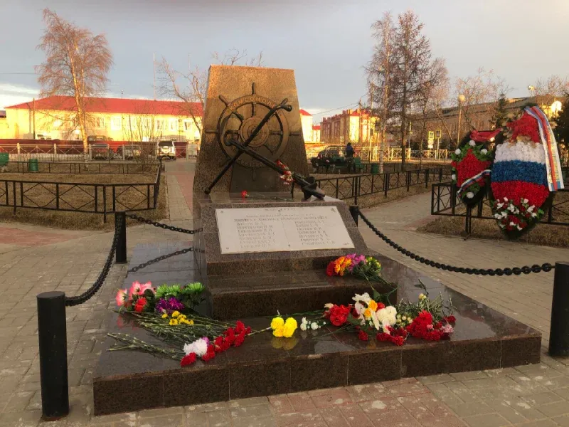 Экипажу буксирного парохода Комсомолец